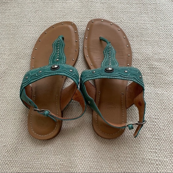 Floral top and Ariat sandals - Picture 2 of 8